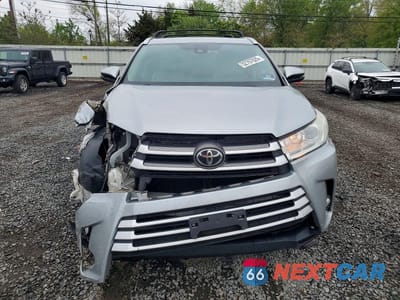 Piąte zdjęcie samochodu w środku: 2017 TOYOTA HIGHLANDER XLE VIN:5TDJZRFH1HS460546 - miniatura