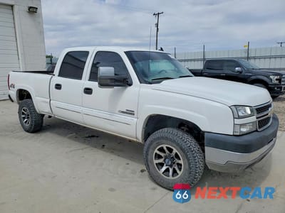 Czwarte zdjęcie samochodu z boku: 2006 CHEVROLET SILVERADO K2500 HEAVY DUTY VIN:1GCHK23D16F172132 - miniatura