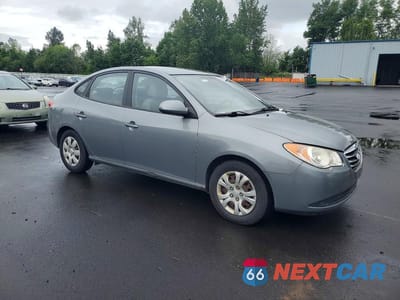 Czwarte zdjęcie samochodu z boku: 2010 HYUNDAI ELANTRA BLUE VIN:KMHDU4AD6AU170075 - miniatura