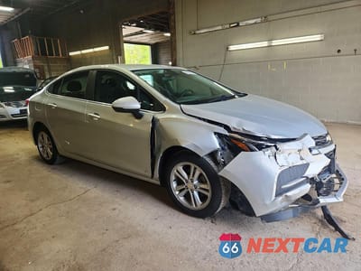 Czwarte zdjęcie samochodu z boku: 2018 CHEVROLET CRUZE LT VIN:1G1BE5SMXJ7222845 - miniatura