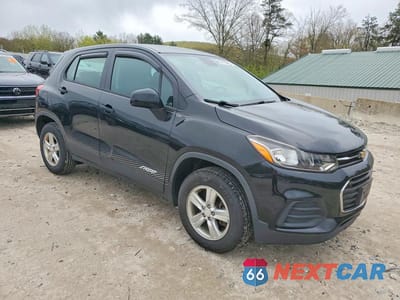 Czwarte zdjęcie samochodu z boku: 2017 CHEV TRAX VIN:3GNCJNSB4HL149992 - miniatura