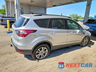 Trzecie zdjęcie samochodu z tyłu: 2018 FORD ESCAPE SEL VIN:1FMCU9HD9JUC58326 - miniatura
