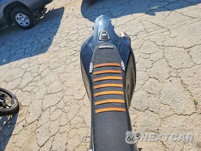Piąte zdjęcie samochodu w środku: 2024 KTM 690 SMC R VIN:VBKLSV403RM762760 - miniatura