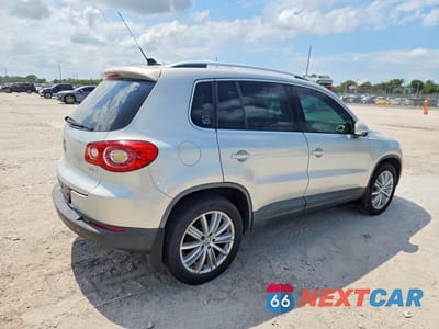 Trzecie zdjęcie samochodu z tyłu: 2010 VOLKSWAGEN TIGUAN S VIN:WVGAV7AX0AW520963 - miniatura