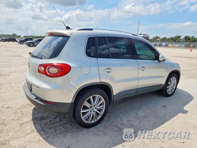 Trzecie zdjęcie samochodu z tyłu: 2010 VOLKSWAGEN TIGUAN S VIN:WVGAV7AX0AW520963 - miniatura