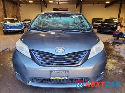 Piąte zdjęcie samochodu w środku: 2011 TOYOTA SIENNA XLE 8-PASSENGER VIN:5TDYK3DC1BS065734 - miniatura