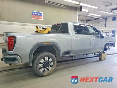 Trzecie zdjęcie samochodu z tyłu: 2025 GMC SIERRA K2500 DENALI VIN:1GT4UREY9SF325108 - miniatura