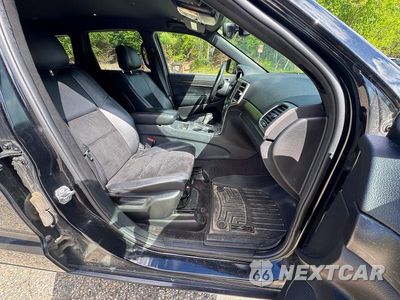 Piąte zdjęcie samochodu w środku: 2018 JEEP GRAND CHEROKEE LAREDO VIN:1C4RJFAG0JC139919 - miniatura