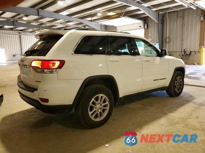 Trzecie zdjęcie samochodu z tyłu: 2020 JEEP GRAND CHEROKEE LAREDO VIN:1C4RJFAG0LC168968 - miniatura