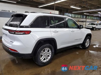 Trzecie zdjęcie samochodu z tyłu: 2023 JEEP GRAND CHEROKEE LAREDO VIN:1C4RJHAG5P8866853 - miniatura