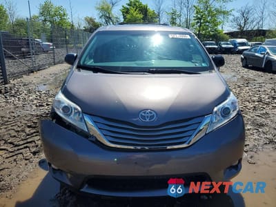 Piąte zdjęcie samochodu w środku: 2015 TOYOTA SIENNA XLE 8-PASSENGER VIN:5TDYK3DC3FS671333 - miniatura