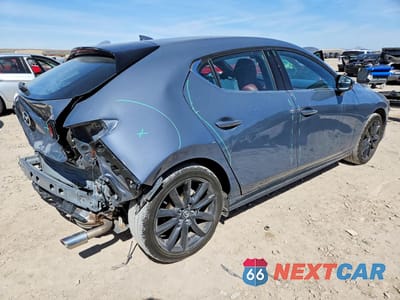 Trzecie zdjęcie samochodu z tyłu: 2022 MAZDA 3 PREMIUM VIN:JM1BPBML6N1504008 - miniatura