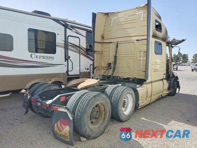 Czwarte zdjęcie samochodu z boku: 2020 VOLVO VN VNL - SEMI TRUCK VIN:4V4NC9EH8LN249447 - miniatura