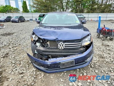 Piąte zdjęcie samochodu w środku: 2015 VOLKSWAGEN PASSAT S VIN:1VWAT7A36FC101769 - miniatura