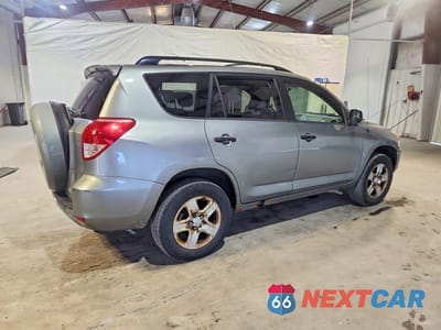 Trzecie zdjęcie samochodu z tyłu: 2006 TOYOTA RAV4 BASE VIN:JTMBD33V666014612 - miniatura