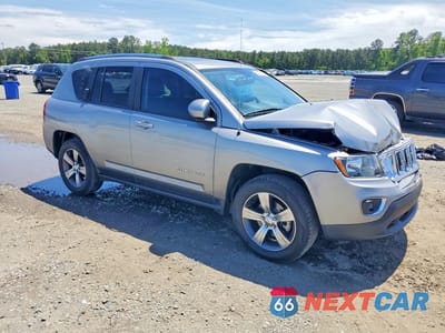 Czwarte zdjęcie samochodu z boku: 2016 JEEP COMPASS LATITUDE VIN:1C4NJCEA0GD801424 - miniatura