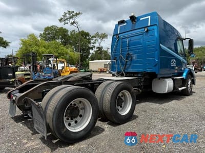 Czwarte zdjęcie samochodu z boku: 2013 VOLVO VNM VIN:4V4MC9EH9DN566408 - miniatura