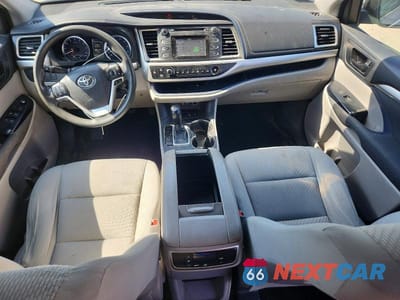 Zdjęcie 8 z 13 samochodu: 2017 TOYOTA HIGHLANDER LE VIN:5TDBZRFH3HS406511 - miniatura