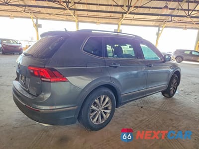 Trzecie zdjęcie samochodu z tyłu: 2018 VOLKSWAGEN TIGUAN SE VIN:3VV3B7AX0JM043877 - miniatura
