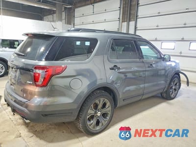 Trzecie zdjęcie samochodu z tyłu: 2018 FORD EXPLORER SPORT VIN:1FM5K8GTXJGC06039 - miniatura