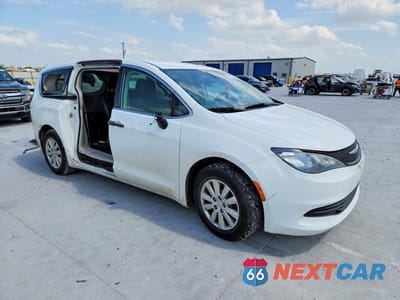 Czwarte zdjęcie samochodu z boku: 2020 CHRYSLER VOYAGER L VIN:2C4RC1AG1LR126085 - miniatura