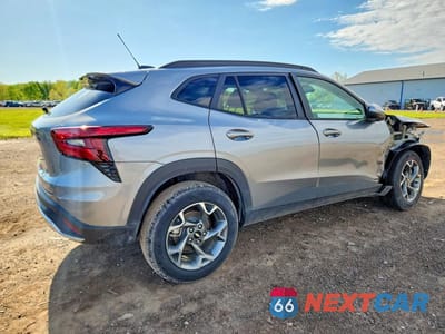 Trzecie zdjęcie samochodu z tyłu: 2025 CHEVROLET TRAX 1LT VIN:KL77LHEP9SC195122 - miniatura