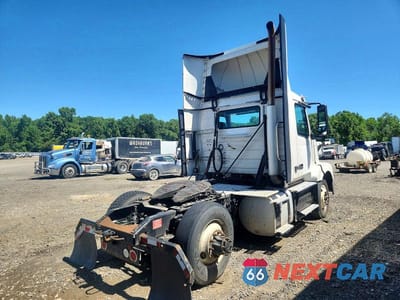 Czwarte zdjęcie samochodu z boku: 2017 VOLVO VNL SEMI TRUCK VIN:4V4N39TG1HN988015 - miniatura