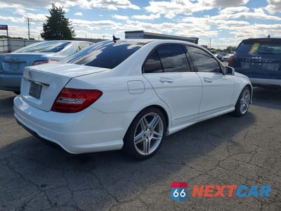 Trzecie zdjęcie samochodu z tyłu: 2014 MERCEDES-BENZ C VIN:WDDGF4HB9ER317603 - miniatura