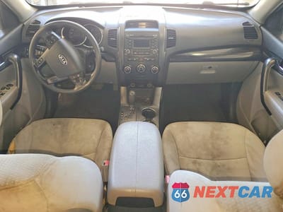 Zdjęcie 8 z 13 samochodu: 2013 KIA SORENTO LX VIN:5XYKTDA24DG351792 - miniatura
