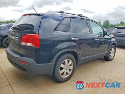 Trzecie zdjęcie samochodu z tyłu: 2013 KIA SORENTO LX VIN:5XYKTDA23DG334739 - miniatura