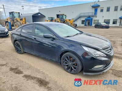 Czwarte zdjęcie samochodu z boku: 2013 HYUNDAI SONATA SE VIN:5NPEC4AC4DH747137 - miniatura