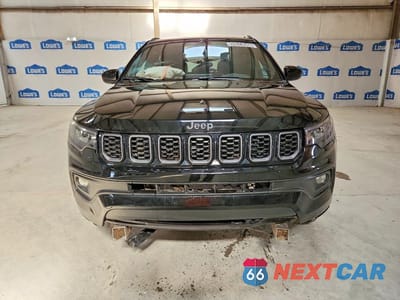 Piąte zdjęcie samochodu w środku: 2025 JEEP COMPASS LATITUDE VIN:3C4NJDBN9ST617891 - miniatura