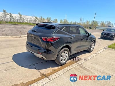 Czwarte zdjęcie samochodu z boku: 2020 CHEVROLET BLAZER 2LT VIN:3GNKBHRS9LS672794 - miniatura
