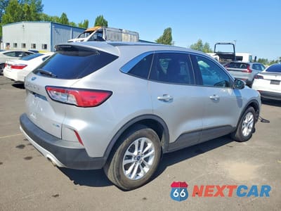 Trzecie zdjęcie samochodu z tyłu: 2020 FORD ESCAPE SE VIN:1FMCU9G65LUA11908 - miniatura