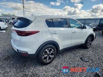 Trzecie zdjęcie samochodu z tyłu: 2020 KIA SPORTAGE LX VIN:KNDPMCAC9L7670395 - miniatura