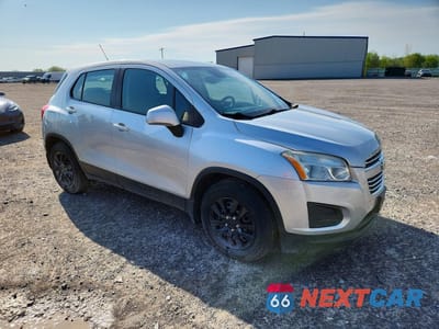 Czwarte zdjęcie samochodu z boku: 2016 CHEVROLET TRAX LS VIN:3GNCJKSB1GL273425 - miniatura