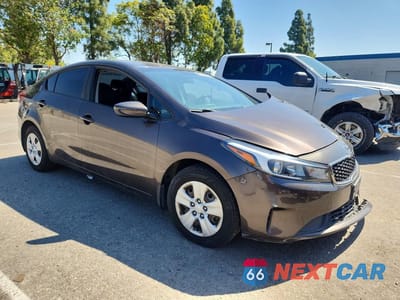 Czwarte zdjęcie samochodu z boku: 2017 KIA FORTE LX VIN:3KPFK4A70HE022008 - miniatura