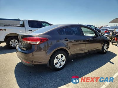 Trzecie zdjęcie samochodu z tyłu: 2017 KIA FORTE LX VIN:3KPFK4A70HE022008 - miniatura