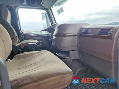 Piąte zdjęcie samochodu w środku: 2016 VOLVO VNL SEMI TRUCK VIN:4V4NC9EHXGN945152 - miniatura