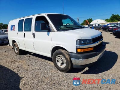 Czwarte zdjęcie samochodu z boku: 2018 CHEVROLET EXPRESS G2500 VIN:1GCWGAFGXJ1911674 - miniatura