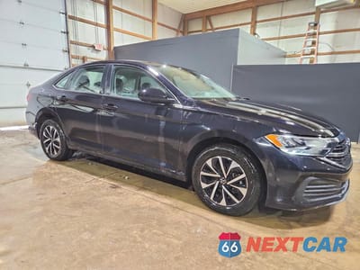 Czwarte zdjęcie samochodu z boku: 2024 VOLKSWAGEN JETTA S VIN:3VW5M7BU1RM071394 - miniatura