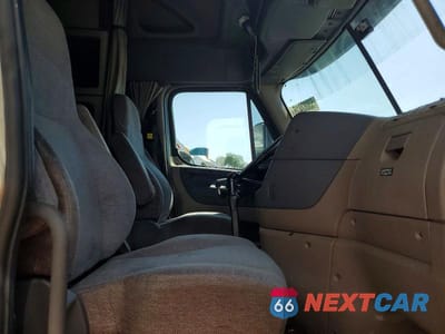 Piąte zdjęcie samochodu w środku: 2013 FREIGHTLINER CASCADIA 125 VIN:3AKJGLDR6DSFG2138 - miniatura