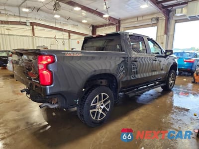 Trzecie zdjęcie samochodu z tyłu: 2020 CHEVROLET SILVERADO K1500 TRAIL BOSS CUSTOM VIN:1GCPYCEF9LZ352810 - miniatura