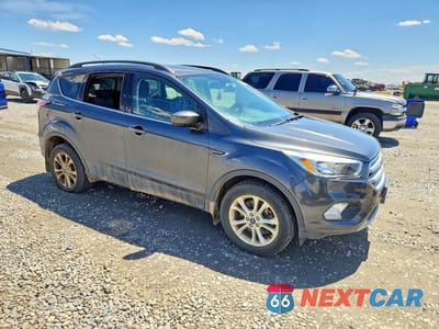 Czwarte zdjęcie samochodu z boku: 2018 FORD ESCAPE SE VIN:1FMCU9GD1JUB59369 - miniatura
