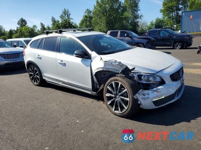 Czwarte zdjęcie samochodu z boku: 2017 VOLVO V60 CROSS COUNTRY PREMIER VIN:YV440MWKXH1040543 - miniatura