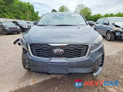 Piąte zdjęcie samochodu w środku: 2019 KIA SORENTO LX VIN:5XYPG4A3XKG604369 - miniatura
