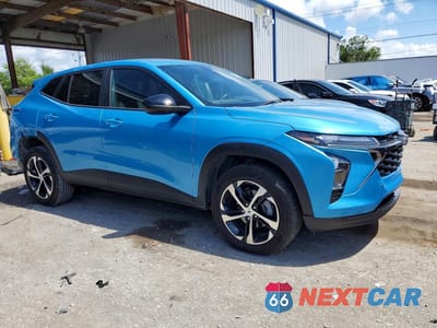 Czwarte zdjęcie samochodu z boku: 2025 CHEVROLET TRAX 1RS VIN:KL77LGEP1SC281440 - miniatura