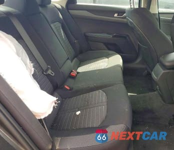 Zdjęcie 10 z 12 samochodu: 2026 KIA K5 LXS VIN:KNAG24J76T5433970 - miniatura
