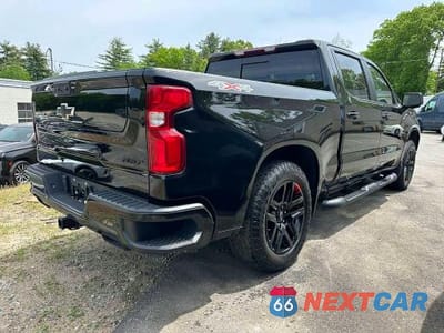 Trzecie zdjęcie samochodu z tyłu: 2022 CHEVROLET SILVERADO K1500 RST VIN:1GCUDEET5NZ575509 - miniatura