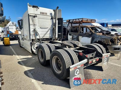 Trzecie zdjęcie samochodu z tyłu: 2015 VOLVO VNL SEMI TRUCK VIN:4V4NC9EH0FN919366 - miniatura